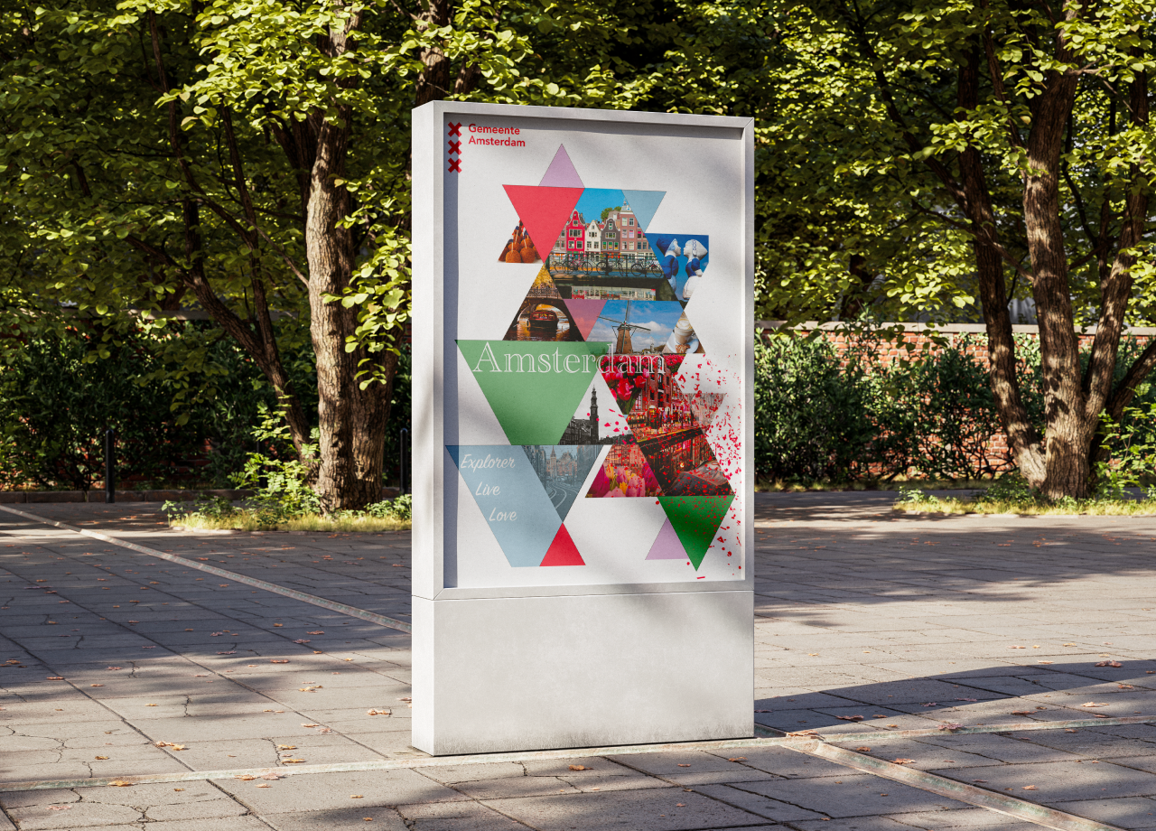 Affiche touristique d'Amsterdam avec un design géométrique sur un panneau extérieur.