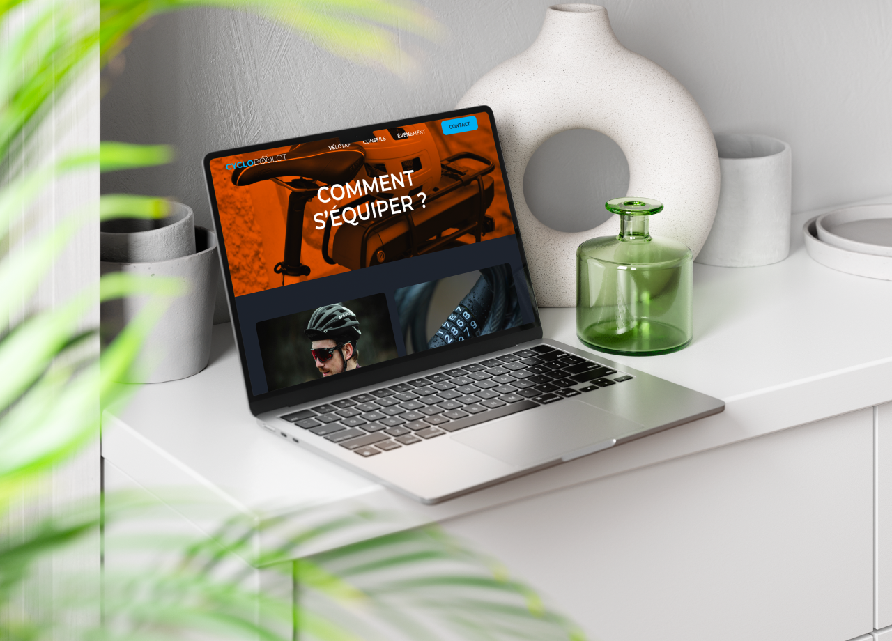 Ordinateur portable affichant une page web sur le thème "Comment s'équiper ?" avec des images et du texte en orange.