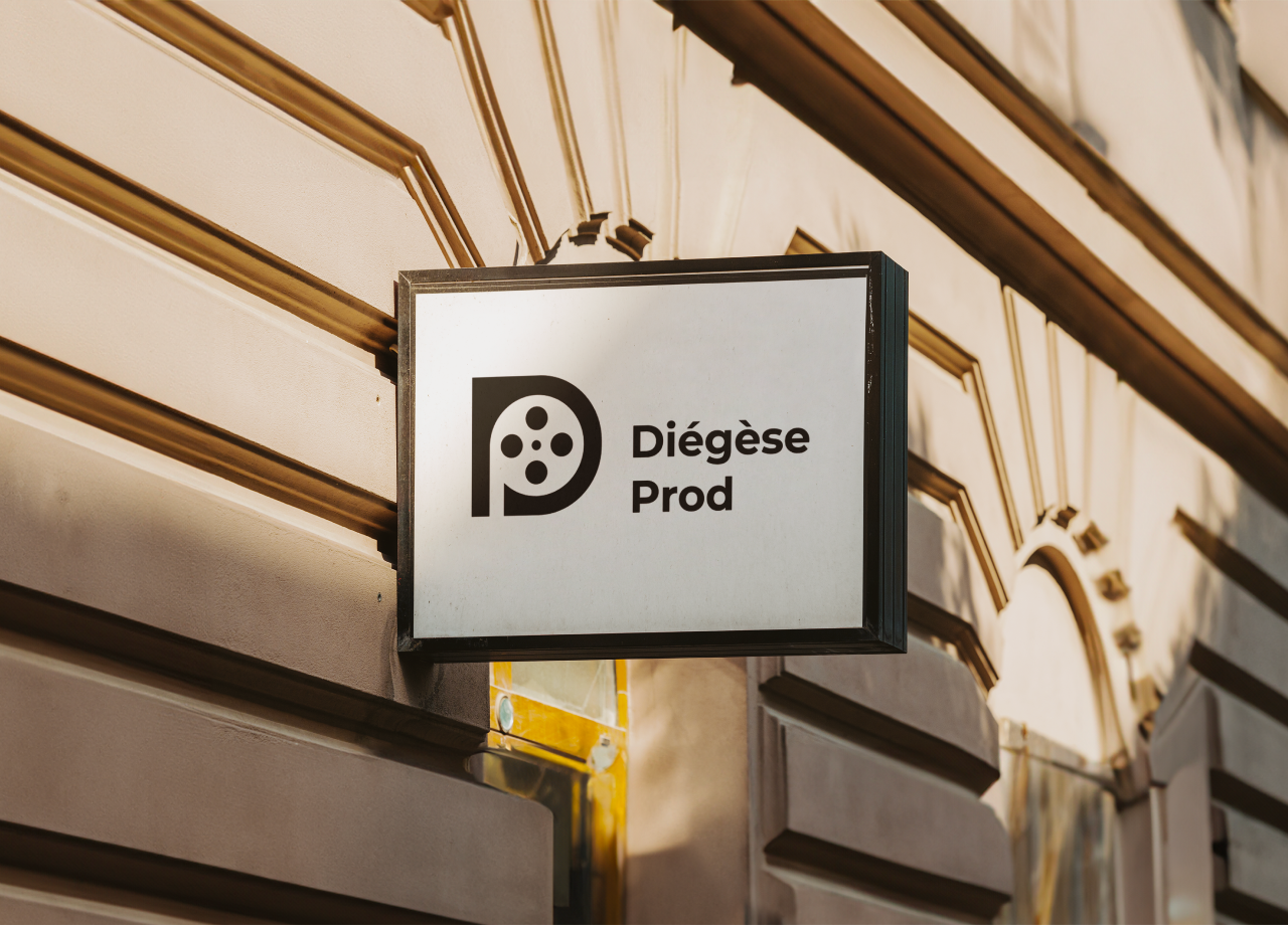 Logo de Diégèse Prod sur une enseigne murale.