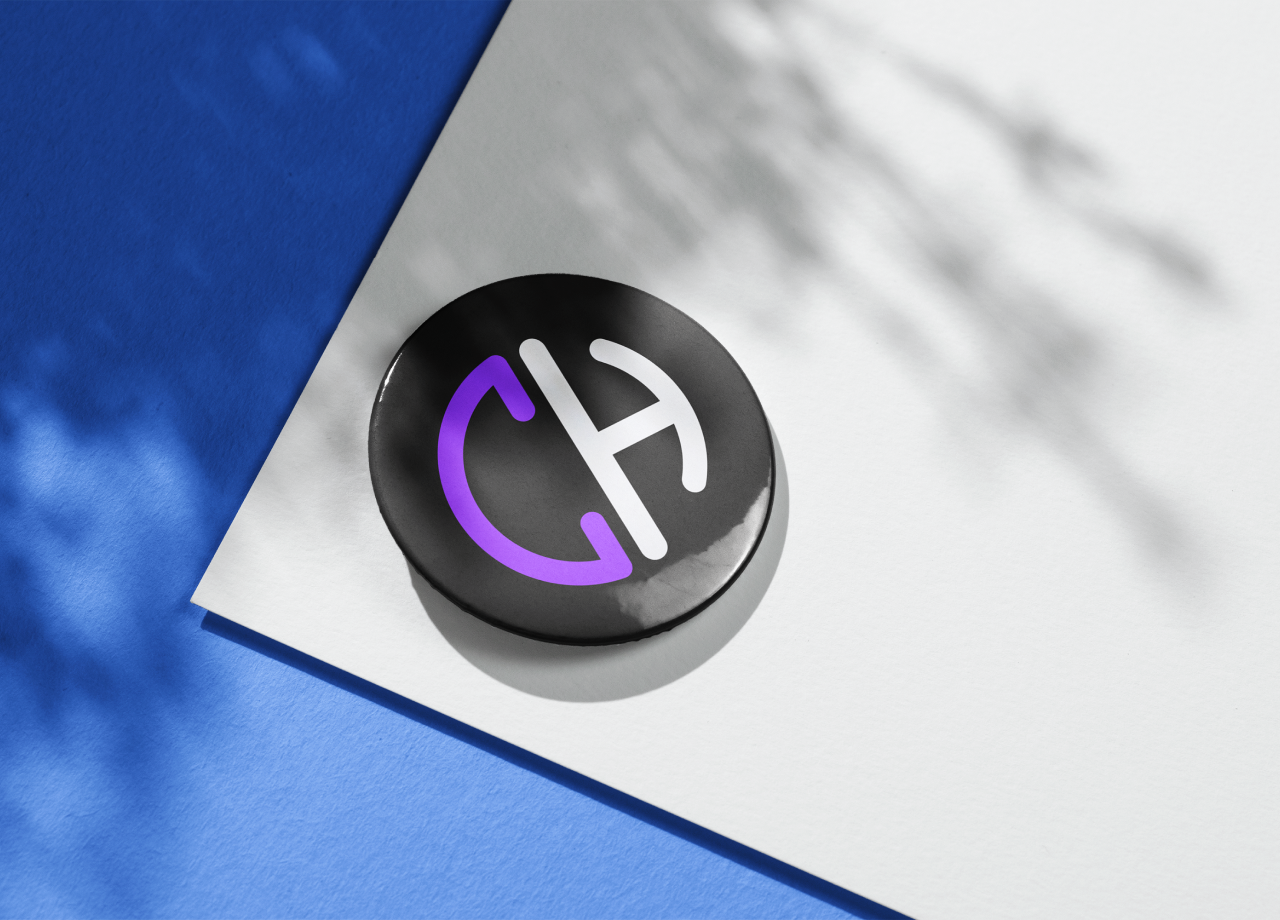 Badge rond avec le logo de Hugo Collin sur une surface bleue et blanche.