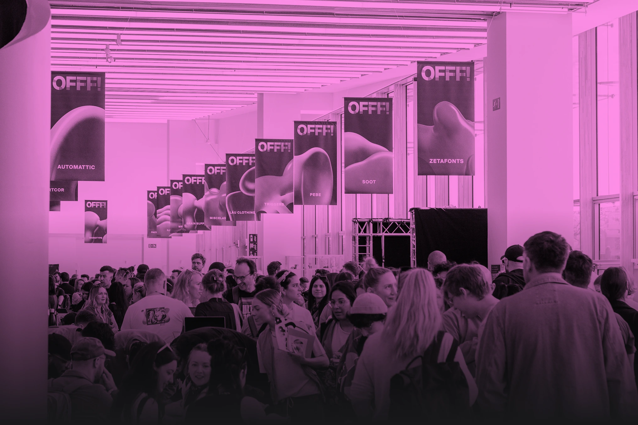 Foule de visiteurs au OFFF Festival à Barcelone, événement international dédié au design, à la création numérique et à la culture visuelle