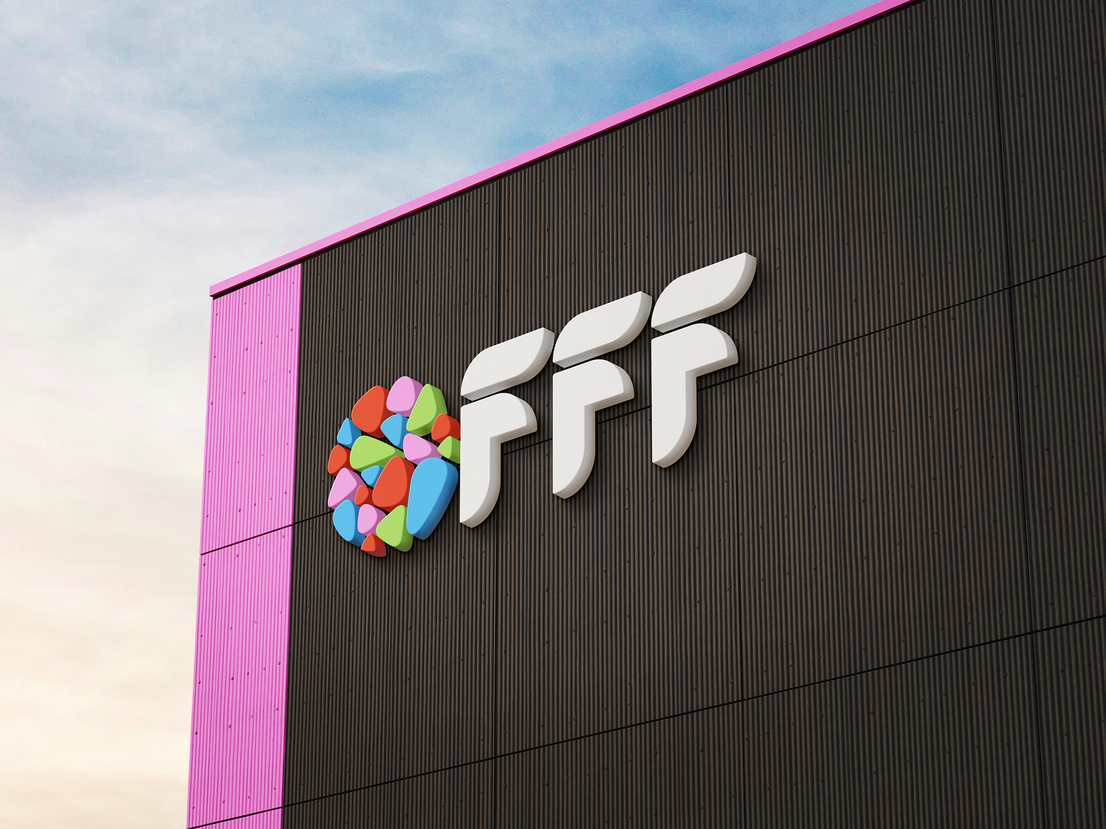 Logo OFFF Festival en relief installé sur la façade d’un bâtiment, associé à un symbole graphique multicolore.