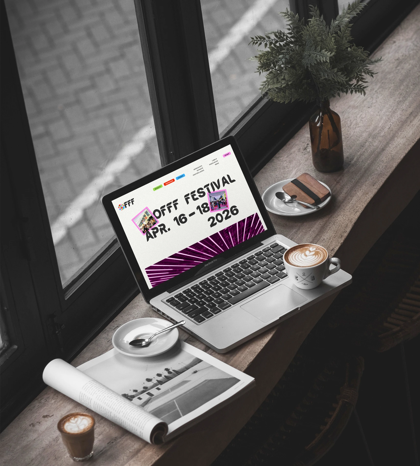 Ordinateur portable affichant le site du OFFF Festival 2026 dans un café, posé près d’une tasse de café et d’un magazine.