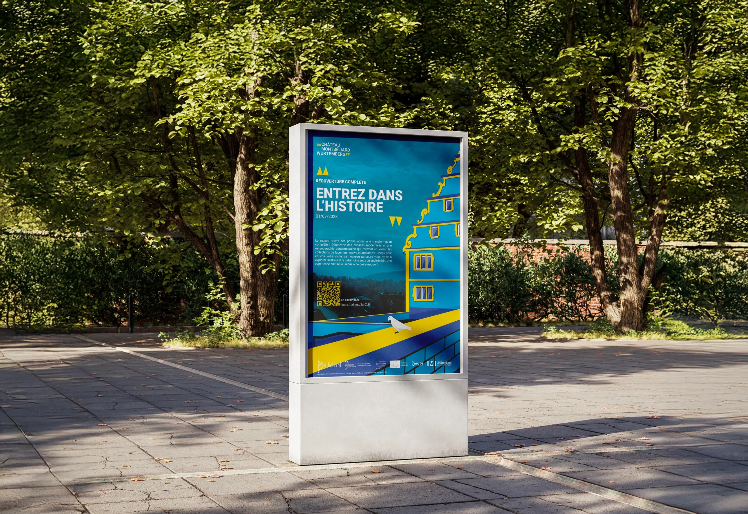 Affiche de l’exposition du château de Montbéliard installée sur un support urbain en extérieur
