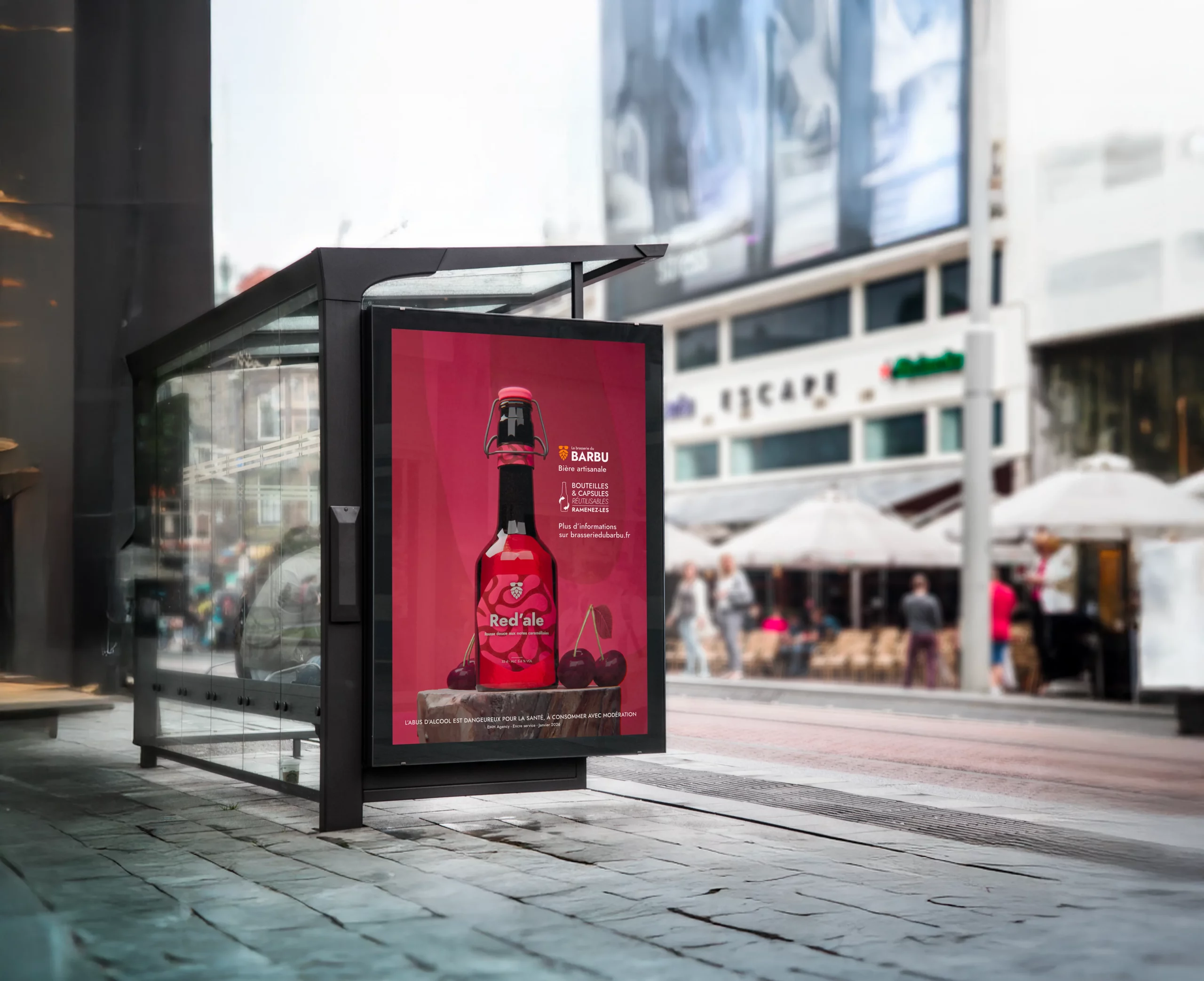 Affiche publicitaire de la bière Red’ale de la Brasserie du Barbu installée dans un abri-bus en centre-ville