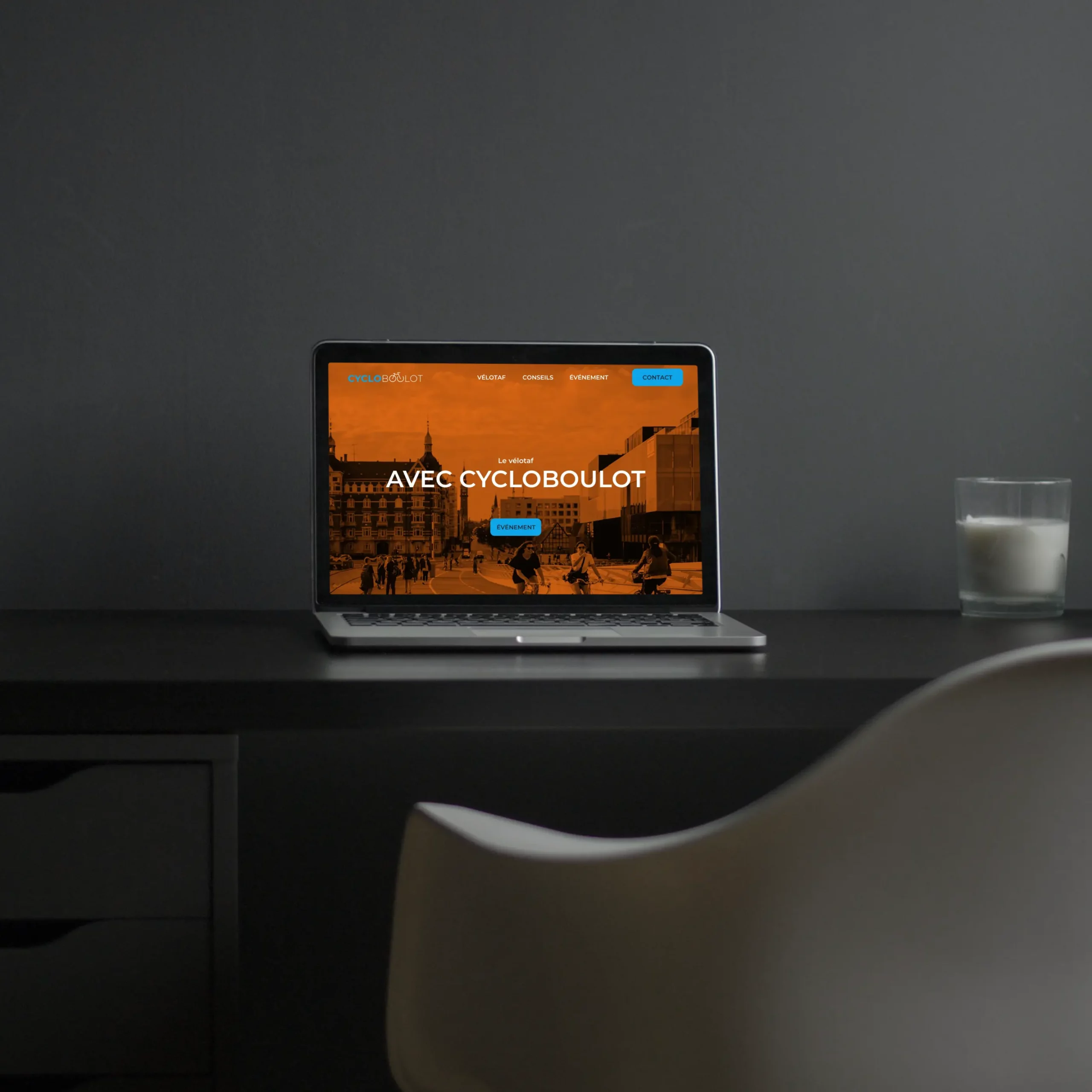 photo d'un mockup d'ordinateur montrant le site web