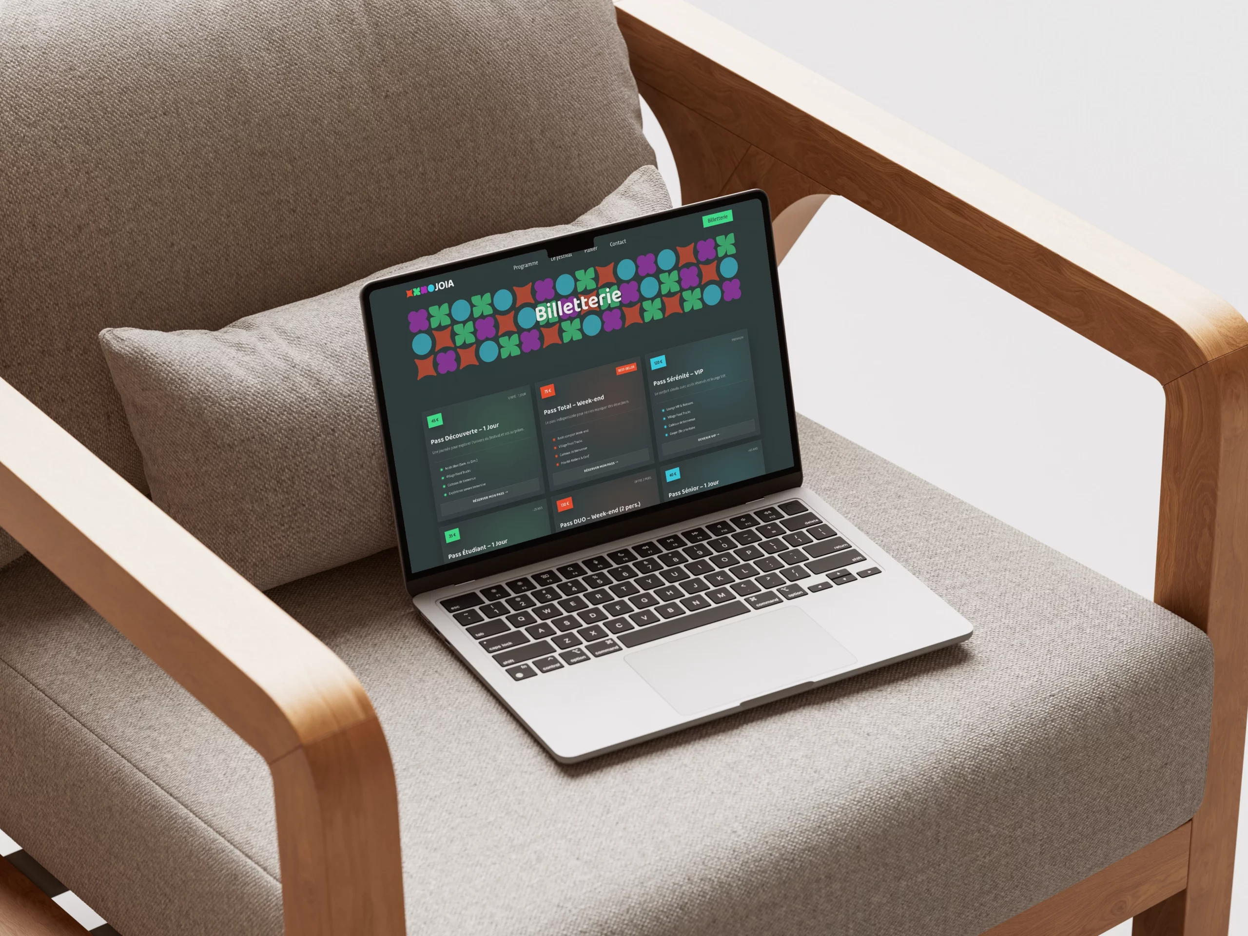 photo d'un mock-up d'ordinateur pour mettre en avant le site web de JOIA
