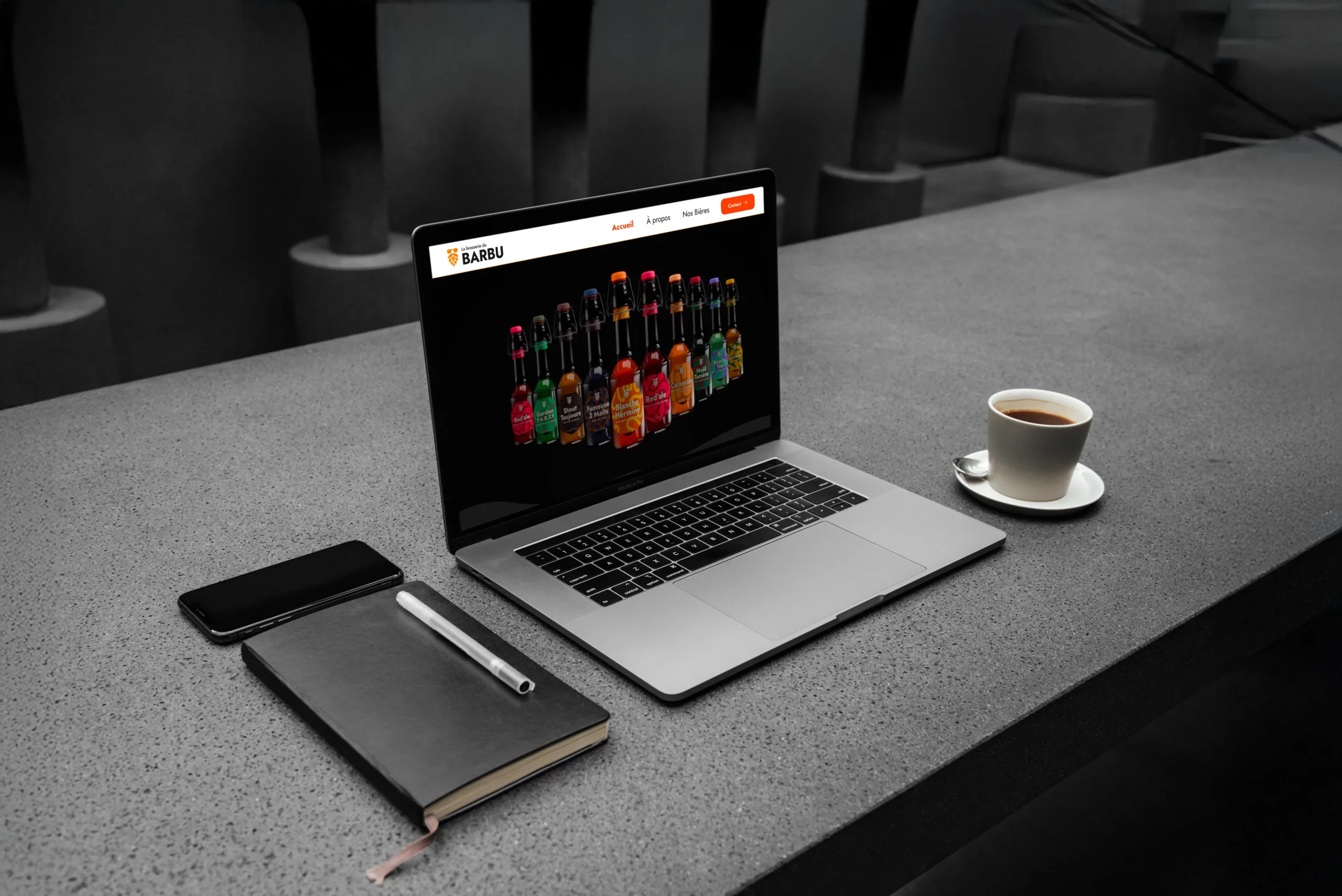 photo d'un mock-up d'ordinateur pour mettre en avant le site web