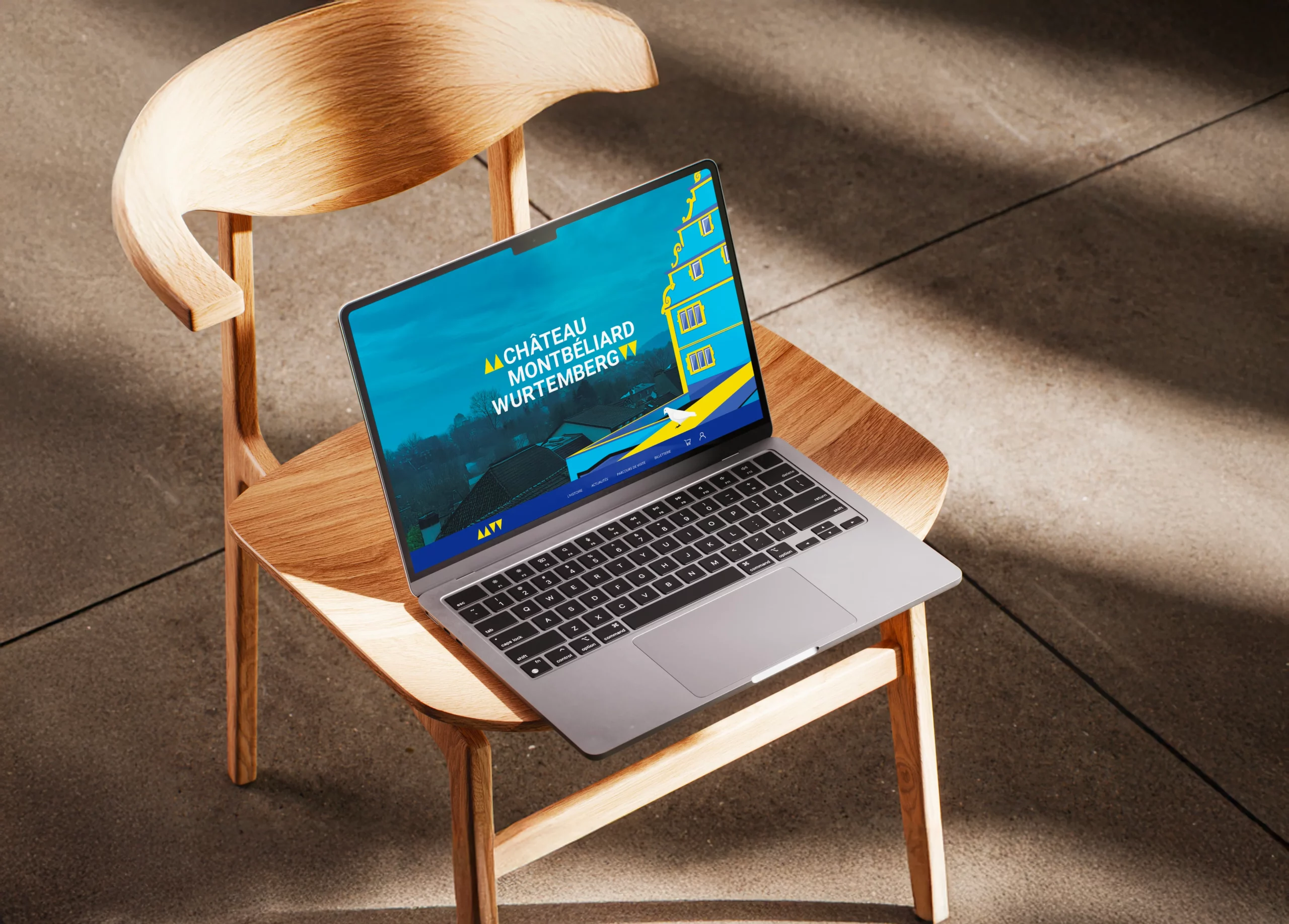 mock-up montrant un ordinateur le site web du château