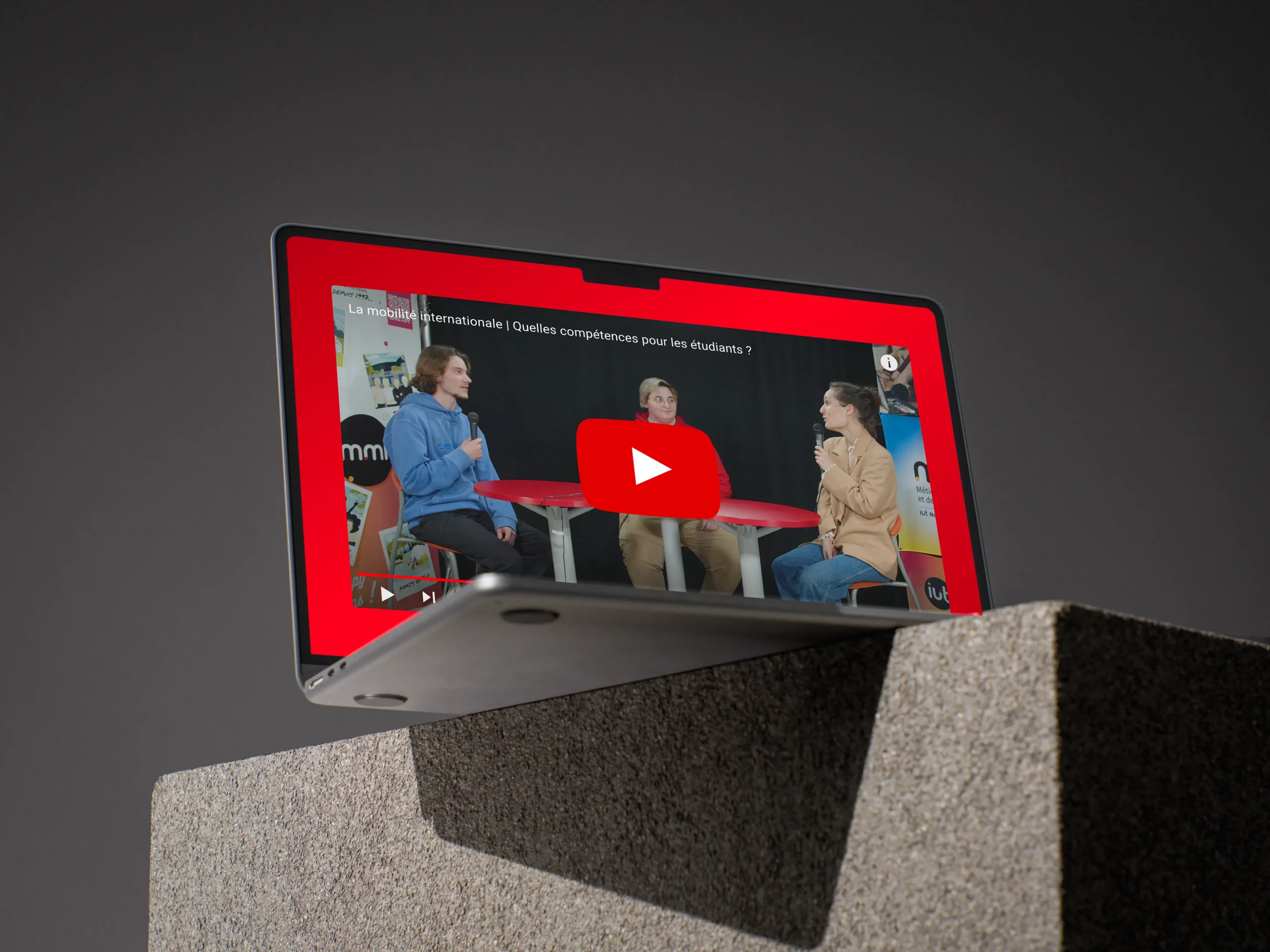 mock-up montrant un ordinateur sur une vidéo qui parle de Digital Nomads