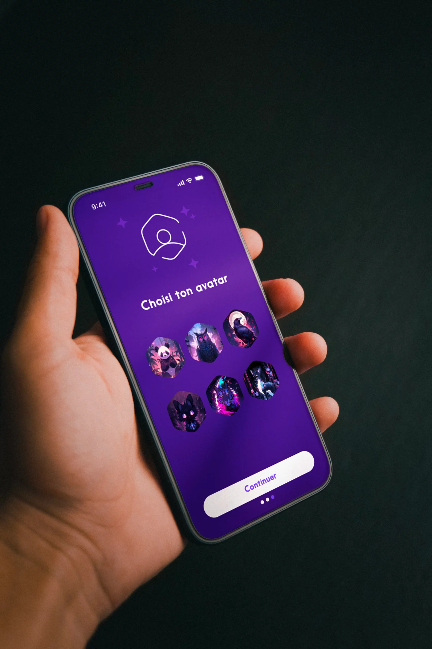 photo montrant une personne en train de tenir un téléphone sur l'application web