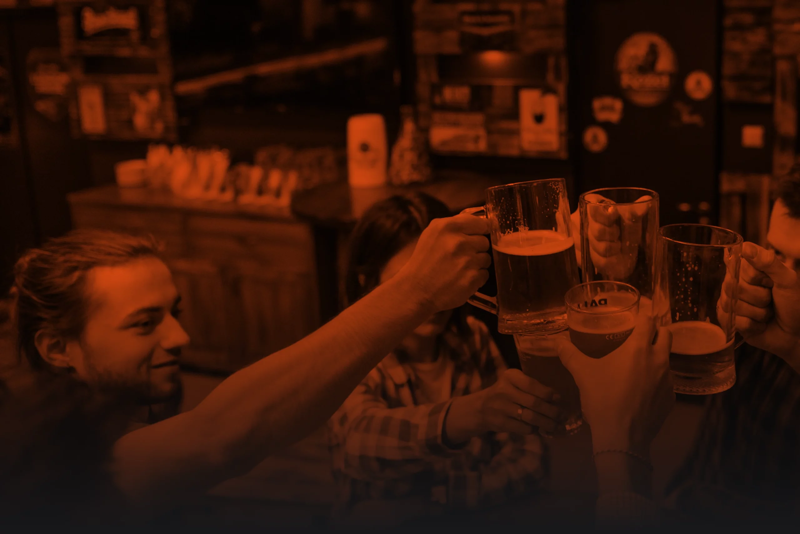 photo montrant des personnes dans un bar