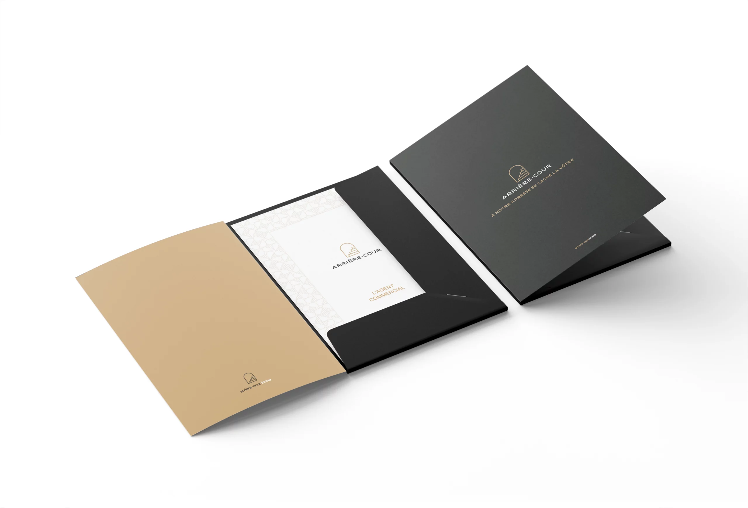 Pochette de documents noire et beige conçue pour l’agence immobilière Arrière-Cour
